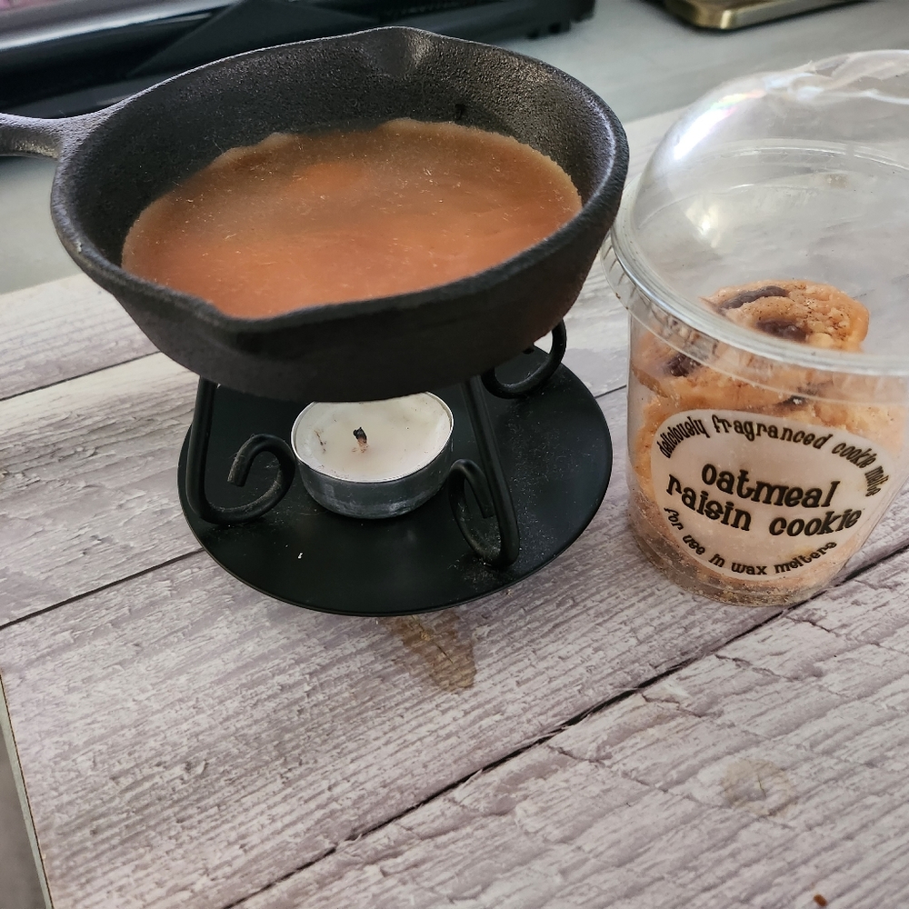 Mini cast iron skillet wax melter + melts